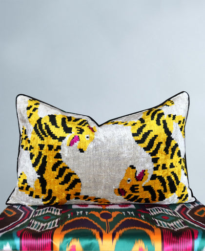 cushion, ikat pillow, home textile, luxury textile, silk velvet, silk velvet ikat, wholesale cushion, silk ikat, home decoration, interior design, home design, pillow case