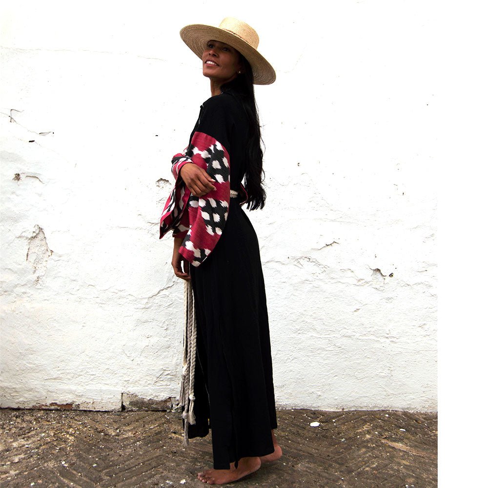 Bata de muselina de seda Ikat negra y burdeos