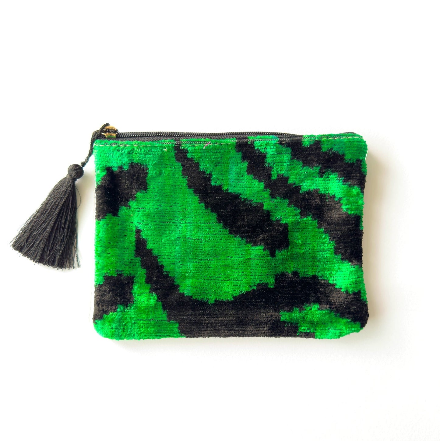 Elevate your daily carry style. This 14x18,5 cm Ikat Silk Velvet Green Zebra Pouch (Kese) is a unique, handmade piece. Perfect for organizing your essentials or carrying as a distinctive clutch.