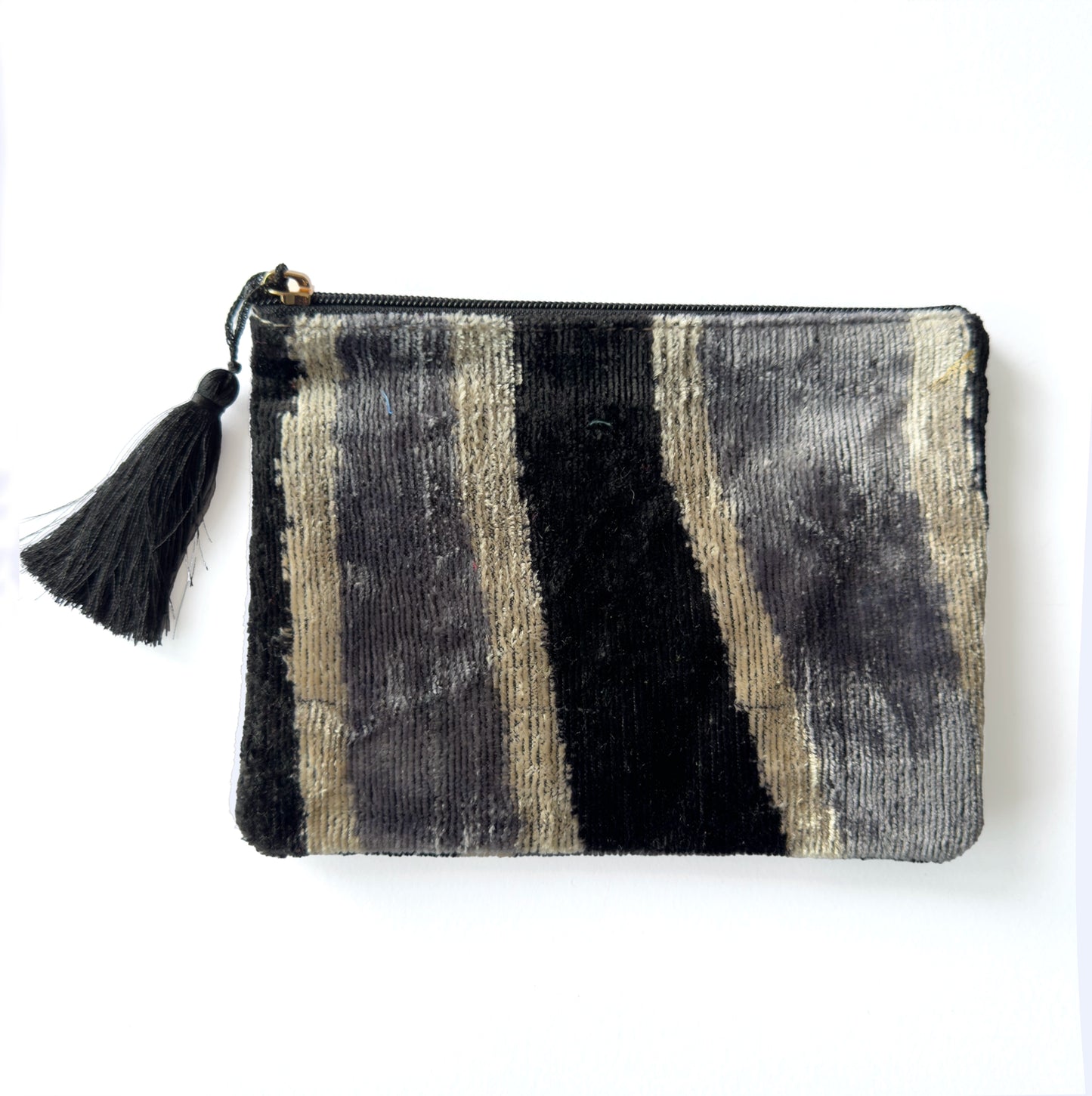 Silk velvet ikat pouch grey and black 02