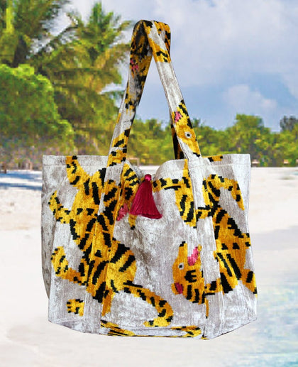 Oversized silk velvet ikat bag with a model that you can use comfortably in your daily life, on vacation or city.