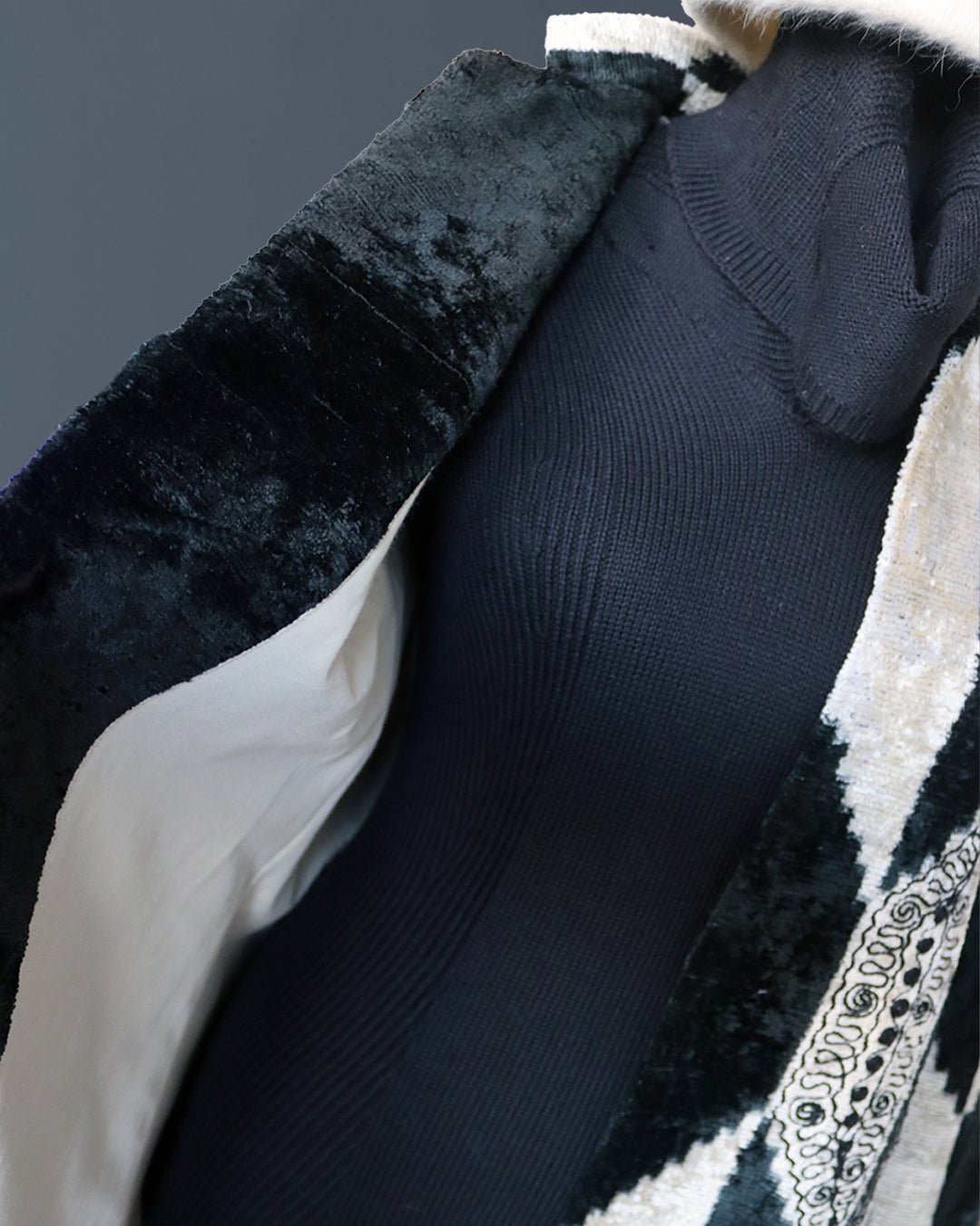 Abrigo Ikat de terciopelo de seda negro, verde y blanco