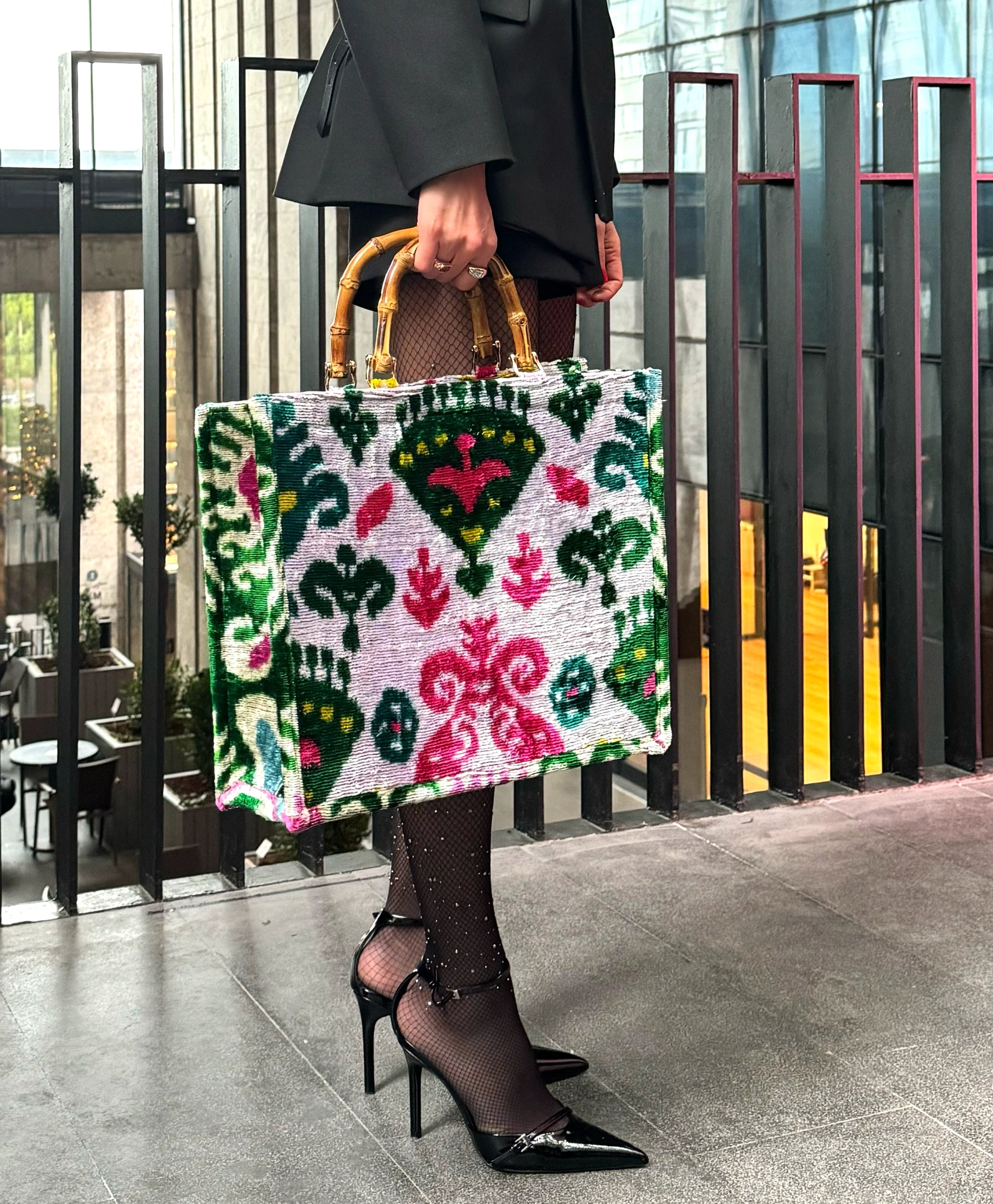 Handmade silk tote bag – large size
Luxury tote bag – Istanbul handmade
Premium tote bag – travel everyday use
Colorful Ikat Velvet Original Bamboo Handle Large Tote Bag