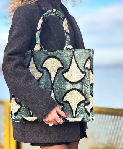 Bolso tote grande de terciopelo ikat gris con diseño abstracto