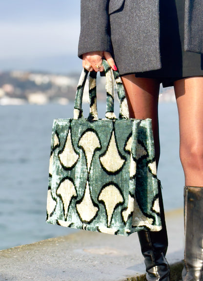 Handmade silk tote bag – large size
Luxury tote bag – Istanbul handmade
Premium tote bag – travel everyday use
Gray Ikat Velvet Large Tote Bag with Abstract Design with model