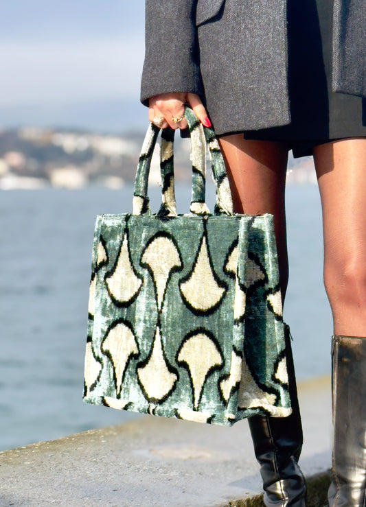 Handmade silk tote bag – large size
Luxury tote bag – Istanbul handmade
Premium tote bag – travel everyday use
Gray Ikat Velvet Large Tote Bag with Abstract Design with model