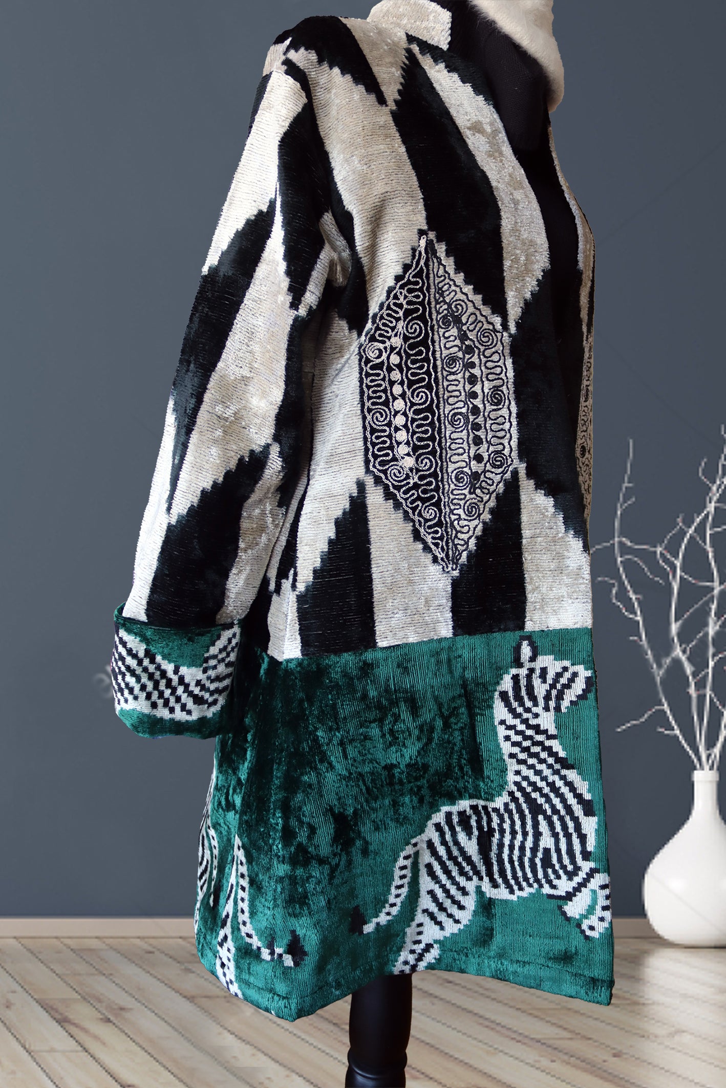 Abrigo Ikat de terciopelo de seda negro, verde y blanco