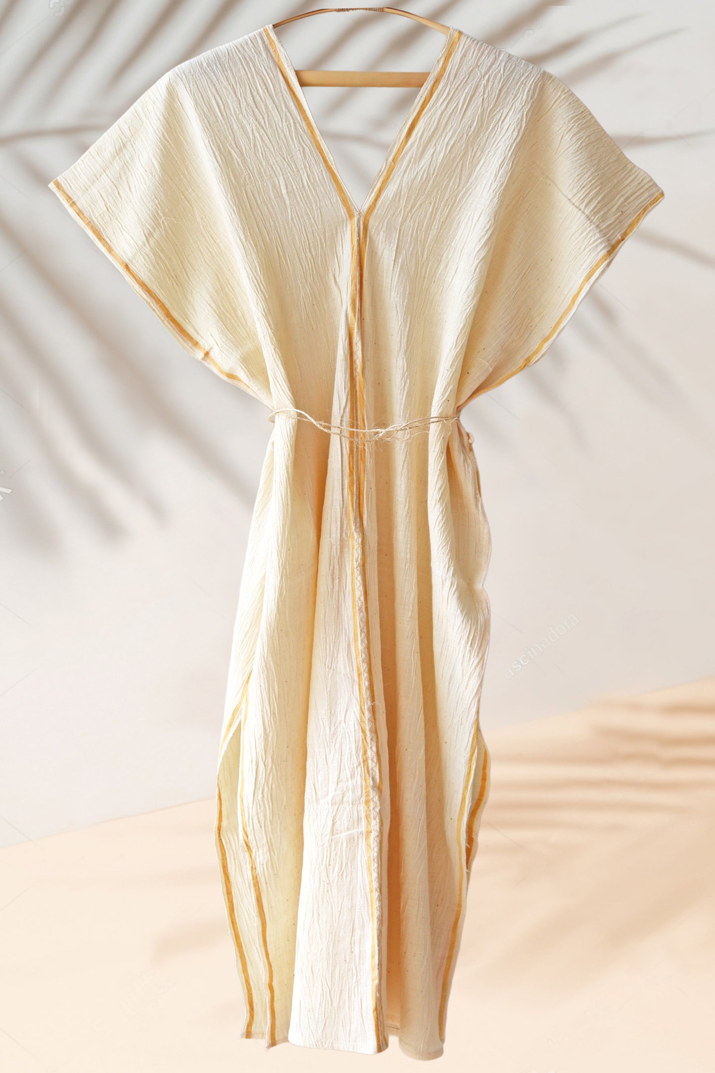 Vestido caftán tejido a mano con rayas amarillas