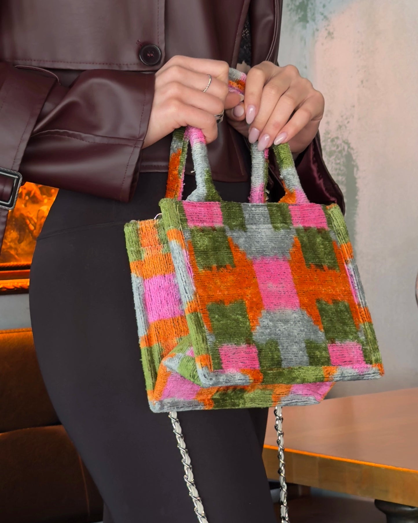 Handmade silk tote bag – large size
Luxury tote bag – Istanbul handmade
Premium tote bag – travel everyday use
Colorful Ikat Velvet Tote – Petite Boho Bag in Green, Pink & Orange