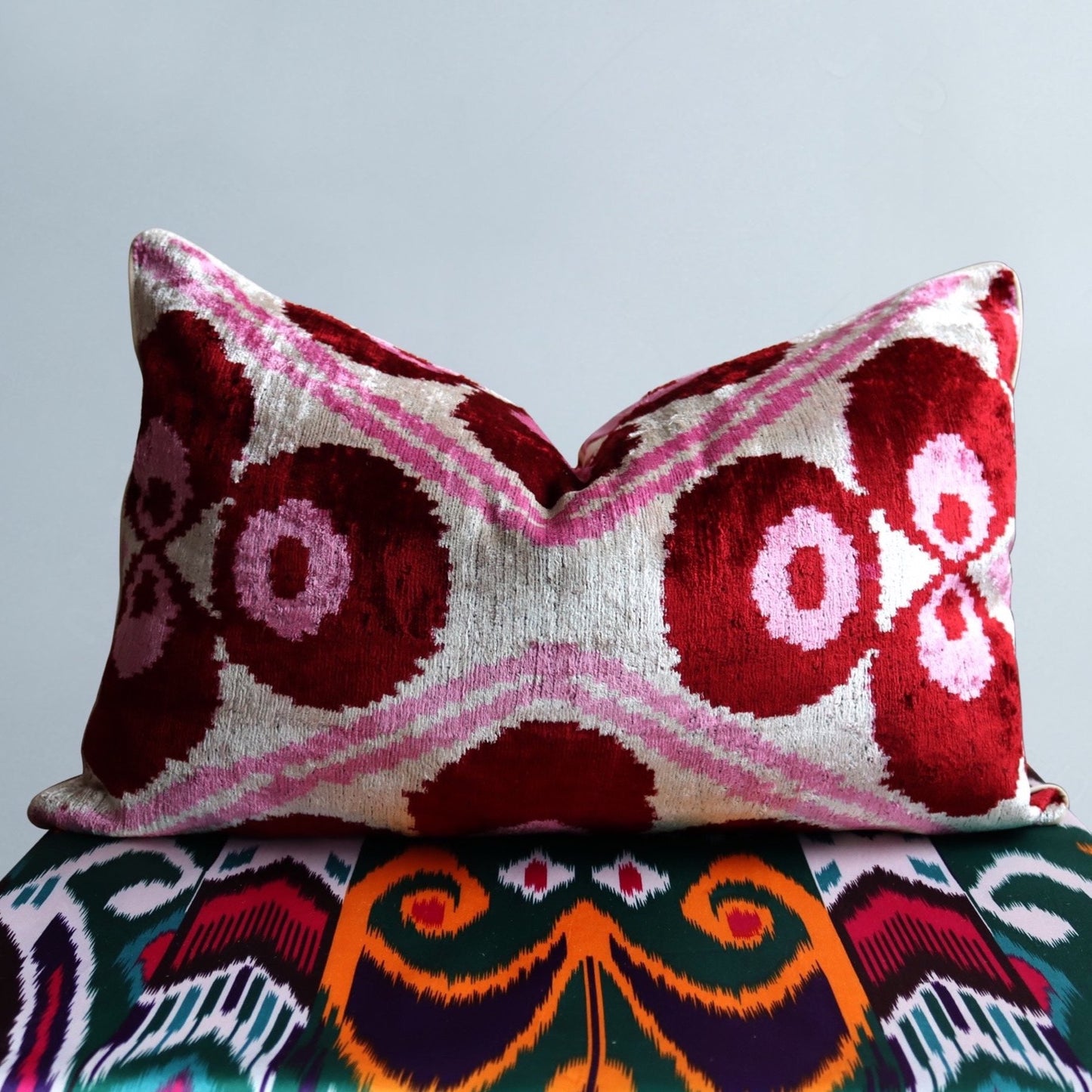 Upgrade your home decor with this luxurious 40x60 cm ikat cushion cover, perfect for those searching for handwoven pillows, silk pillow covers, and luxury home textiles. Featuring one side in authentic silk velvet ikat and the other in 100% organic vintage linen, this cushion adds both elegance and sustainability to your living space. Ideal for anyone looking to enhance their interior design with a high-quality, eco-friendly piece, this cushion is versatile and can be used on both sides. 