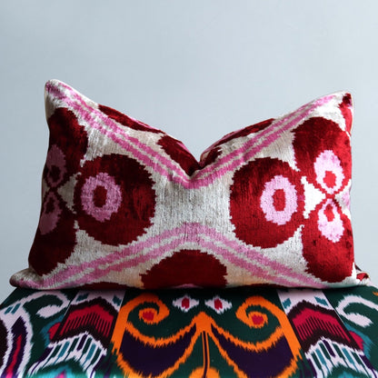 Upgrade your home decor with this luxurious 40x60 cm ikat cushion cover, perfect for those searching for handwoven pillows, silk pillow covers, and luxury home textiles. Featuring one side in authentic silk velvet ikat and the other in 100% organic vintage linen, this cushion adds both elegance and sustainability to your living space. Ideal for anyone looking to enhance their interior design with a high-quality, eco-friendly piece, this cushion is versatile and can be used on both sides. 