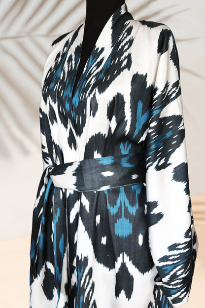 Caftán negro estilo kimono de seda Ikat