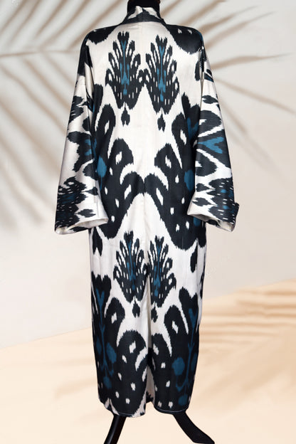 Caftán negro estilo kimono de seda Ikat