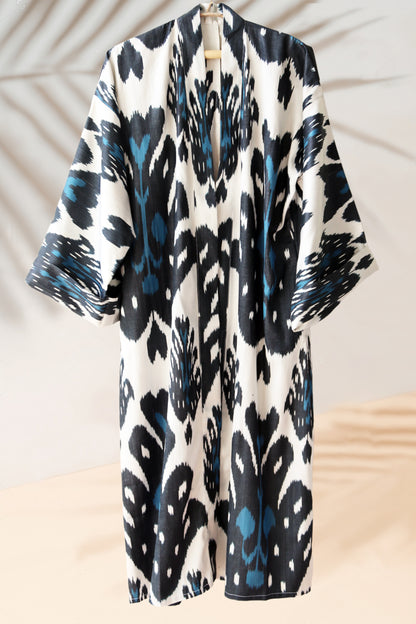 Caftán negro estilo kimono de seda Ikat